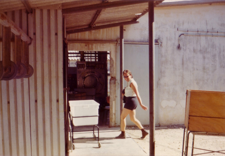 מריאנה קריגר בדרך לעבודה במכבסה, 1975